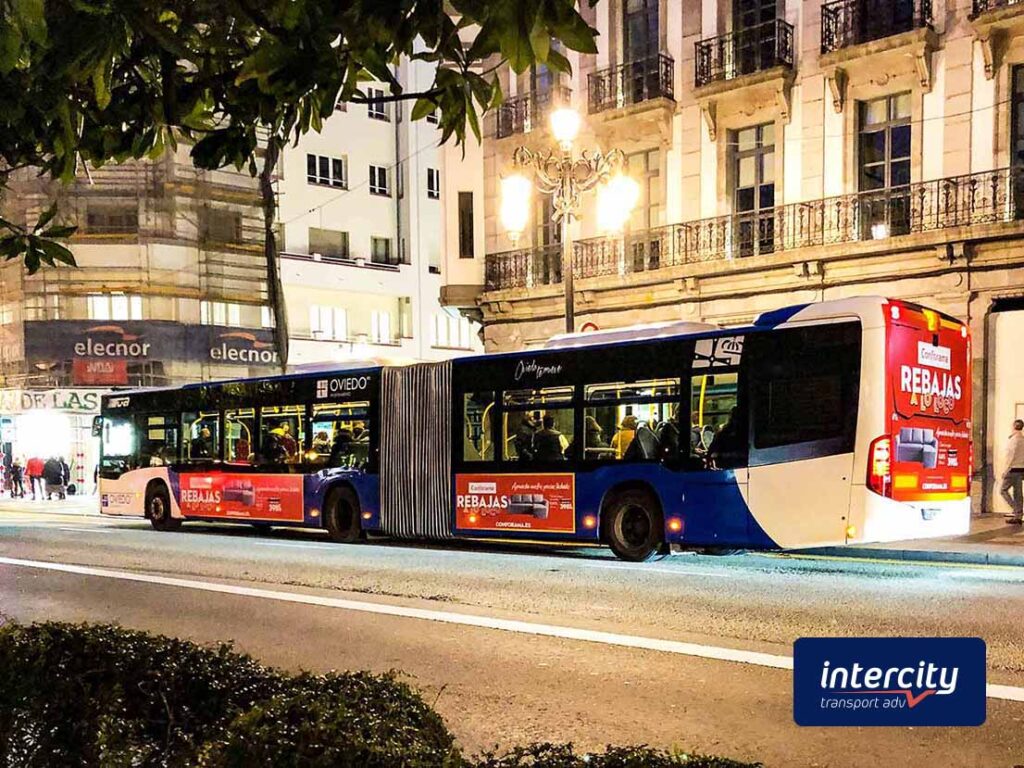 Publicidad en autobús de Oviedo circulando por la ciudad.